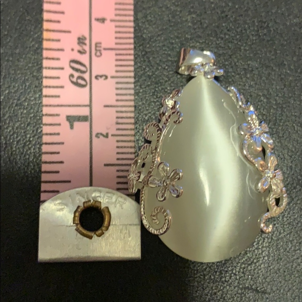 Pendant & Stone - Picture 3 of 3